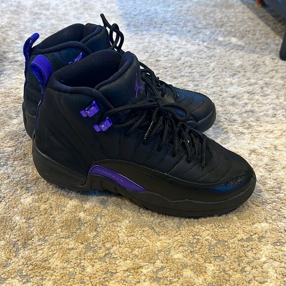 Air Jordan 12 Retro 'Dark Concord' Size 4y EUC women’s size 5.5 black and purple